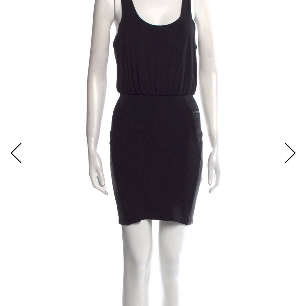 Scoop neck Black Sleeveless Dress